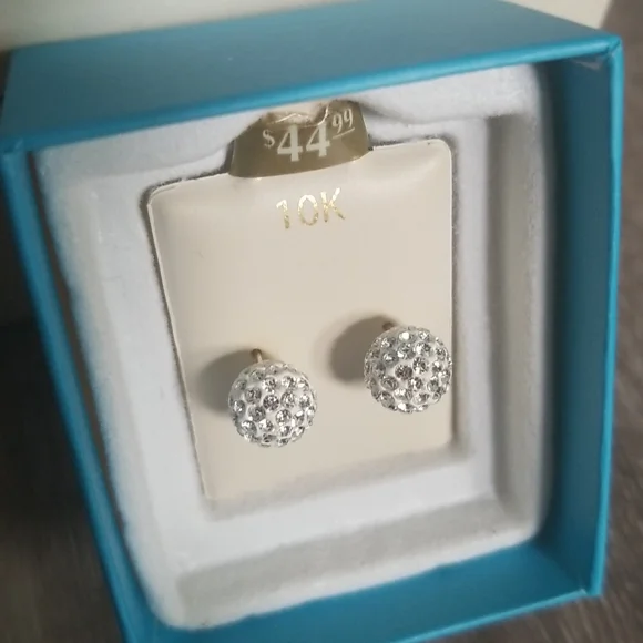 10k Gold Stud Earrings - Picture 2 of 3